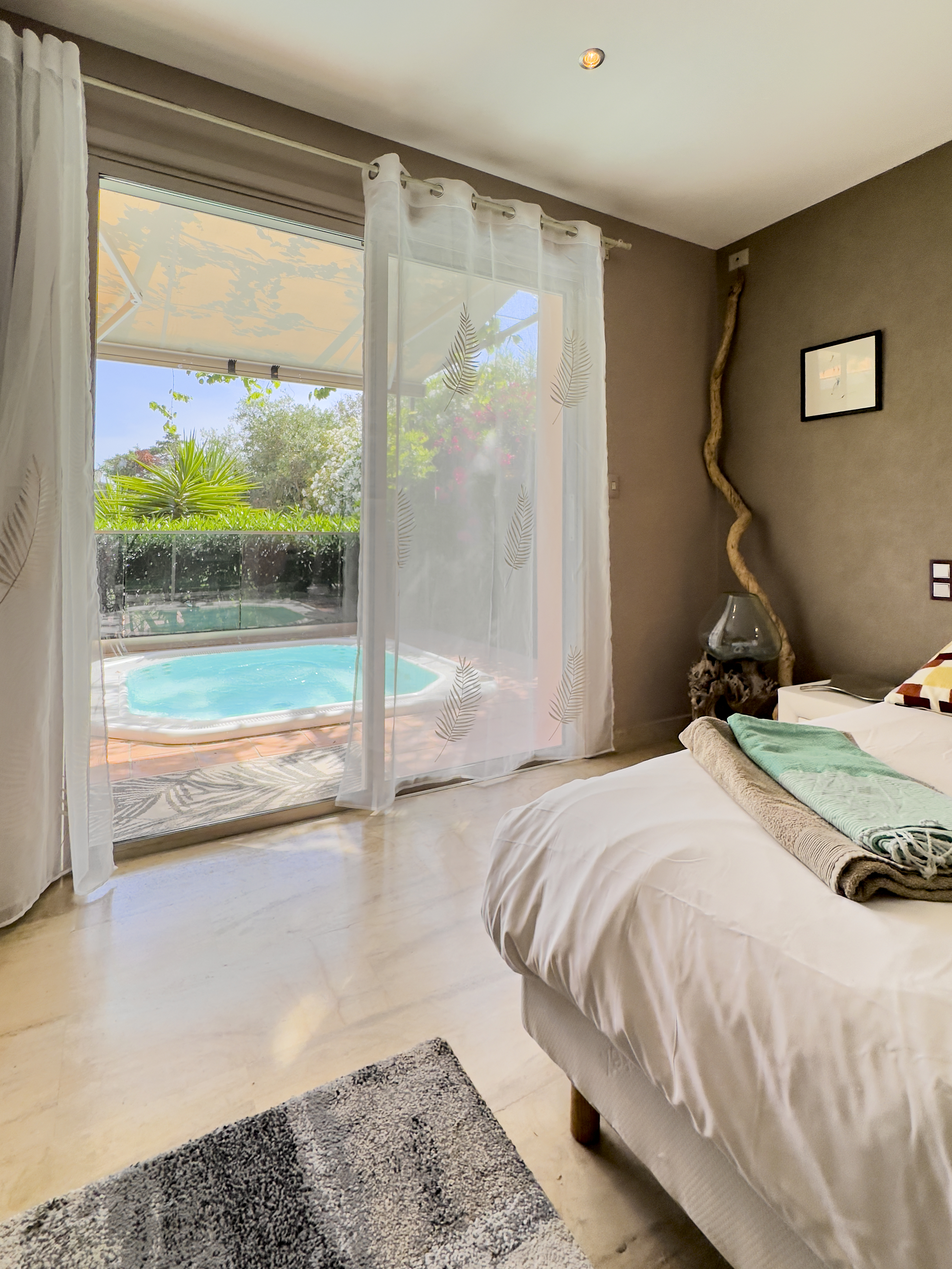 Chambre 3 vue piscine baie vitrée