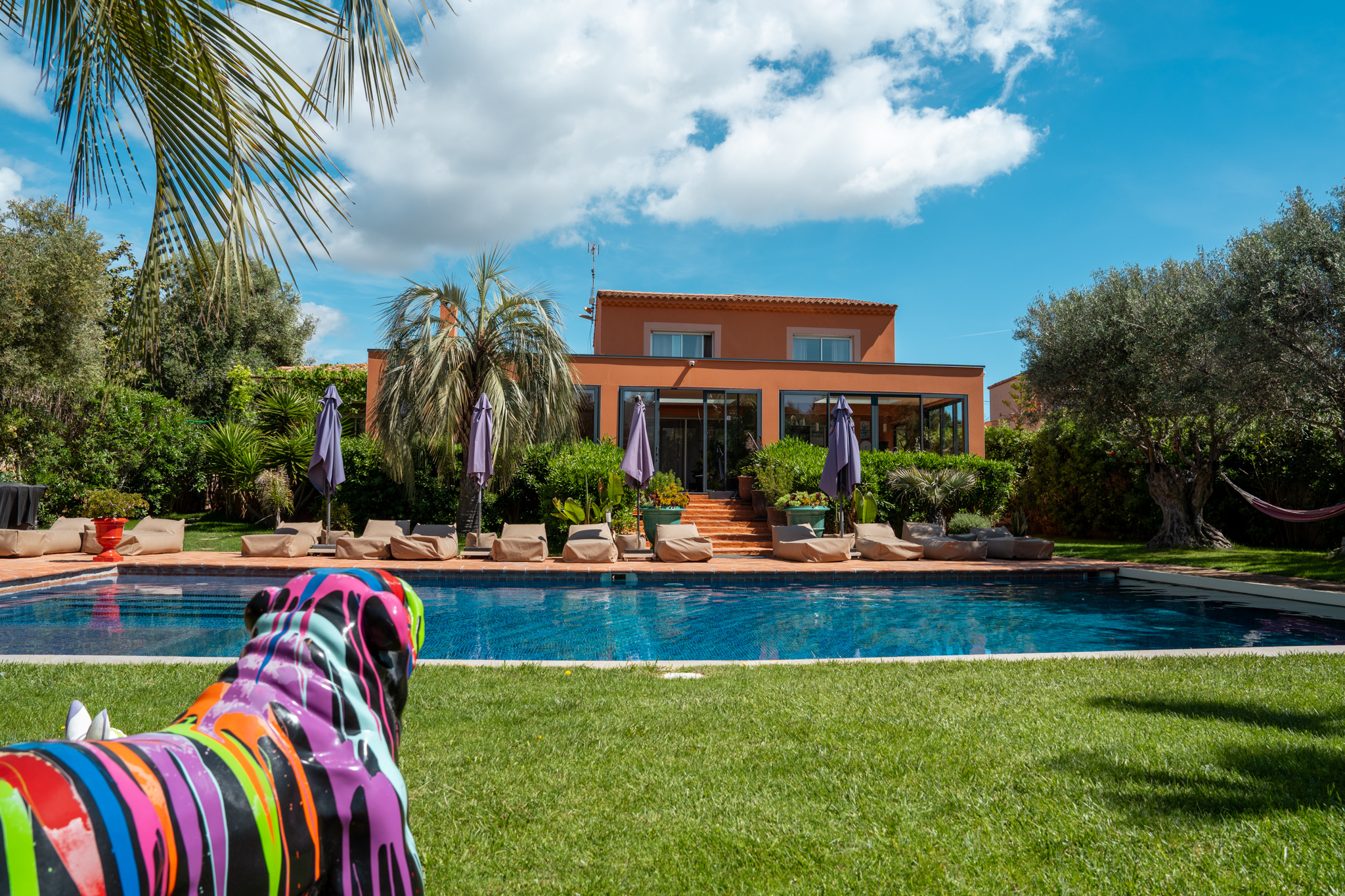 Piscine avec sculpture paon multicolore